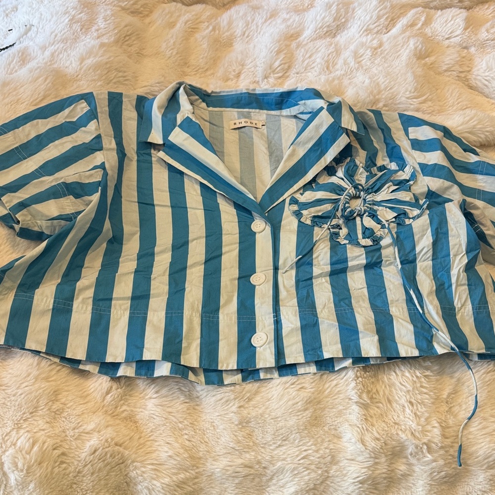 Rhode Top with Flower Accent